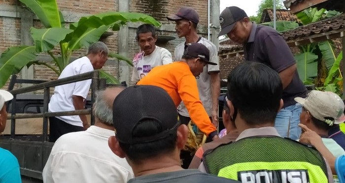 Evakuasi jenazah korban. 