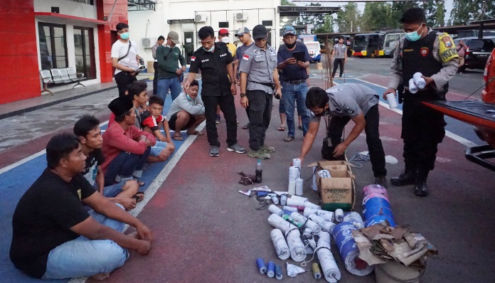 Ratusan petasan berbagai jenis dan 7 warga yang diamankan polisi.