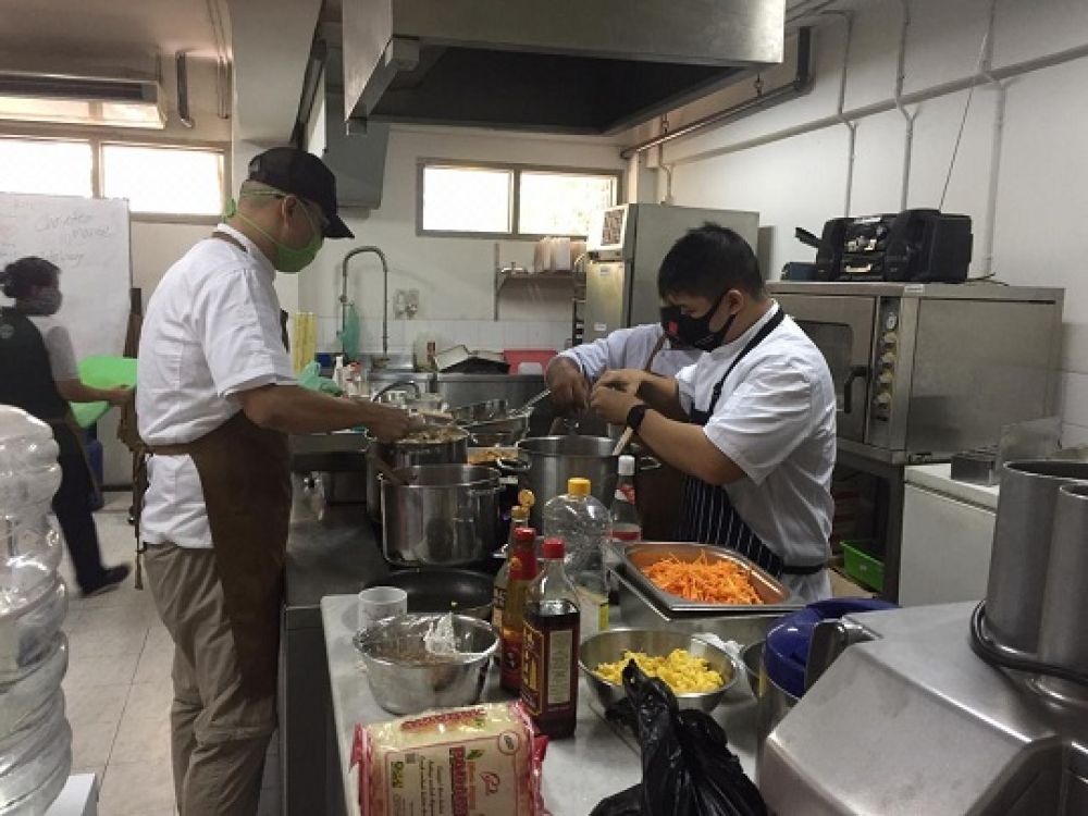 Tim Manajemen Perhotelan bersama dengan relawan memasak bagi para mahasiswa. SP/BYT
