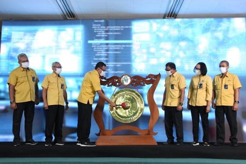 Dirut PG Rahmat Pribadi memukul gong pertanda dimulainya Konvensi Inovasi Petrokimia Gresik ke-34. SP/M.AIDID