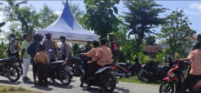 Petugas desa melakukan penyekaran di wilayah masuk desa Sidodowo kecamatan Modo.