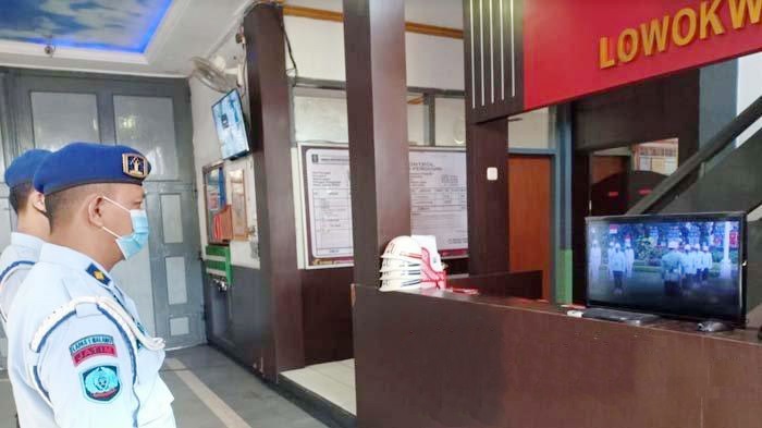 Pegawai lapas klas I Malang mengikuti upacara secara virtual, Selasa (1/6). 