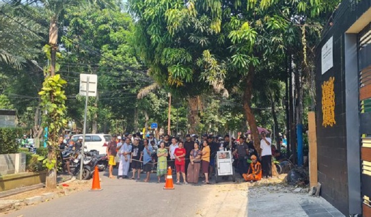 Warga yang berkumpul disekitar lokasi kejadian ledakan.