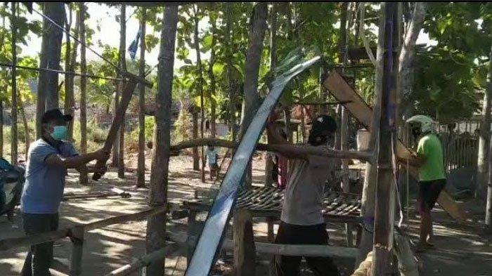 Petugas saat membubarkan lomba kelereng di Sampang Madura, kemarin (8/8).