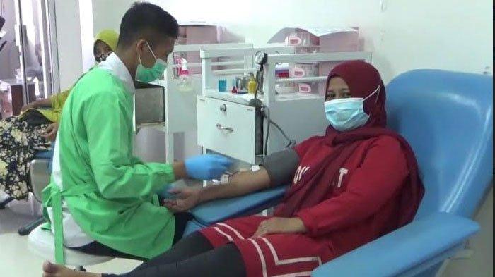 Petugas PMI Lumajang saat melayani pendonor, Senin (7/6).