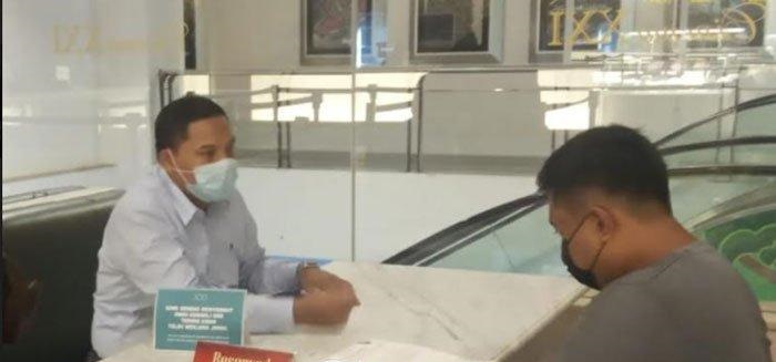 Petugas Satpol PP Kota Kediri memberikan teguran kepada pengelola bioskop XXI  di Ramayaan mall karena melanggar jam operasional, Sabtu (19/6) malam.