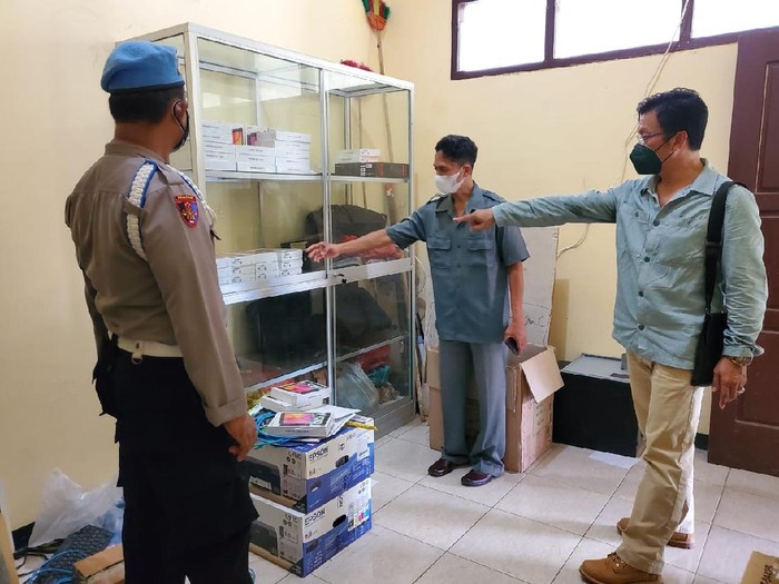 Petugas saat melakukan olah TKP.