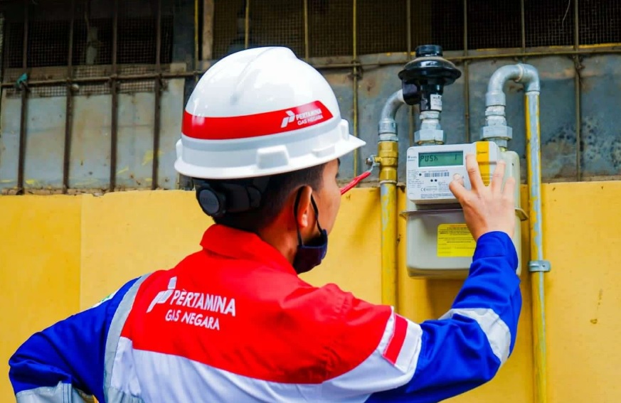 Petugas saat mengecek meteran jargas sambungan rumah tangga. Foto: PGN.