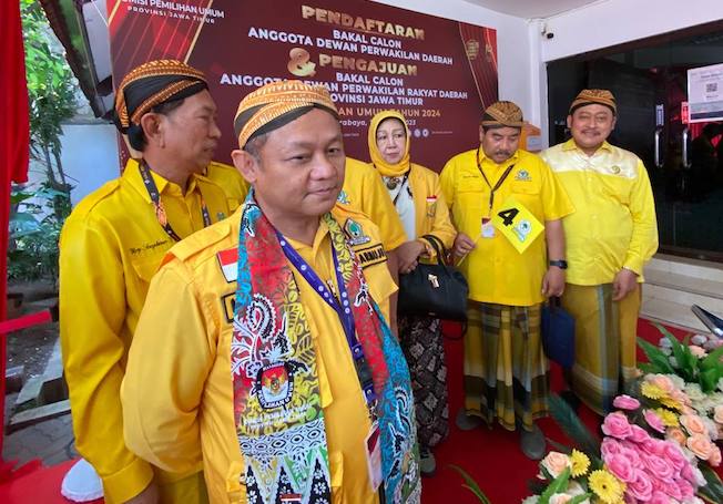 Ketua DPD Partai Golkar Jatim M Sarmuji bersama sejumlah pengurus DPD Partai Golkar Jatim saat mendaftar bacaleg pemilu 2024 ke KPU Jatim, Minggu 14/5/2023. Foto : SP / Riko Abdiono