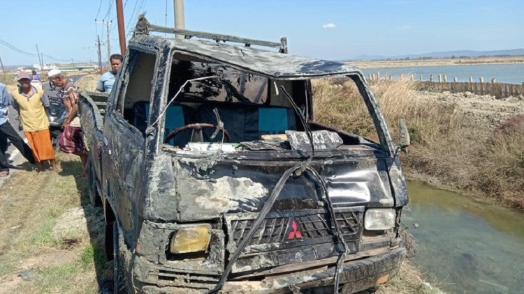Keadaan mobil pikap yang ringsek menabrak tumpukan tanah, kemudian tercebur ke parit di Desa Marengan, Sumenep. SP/ SMP