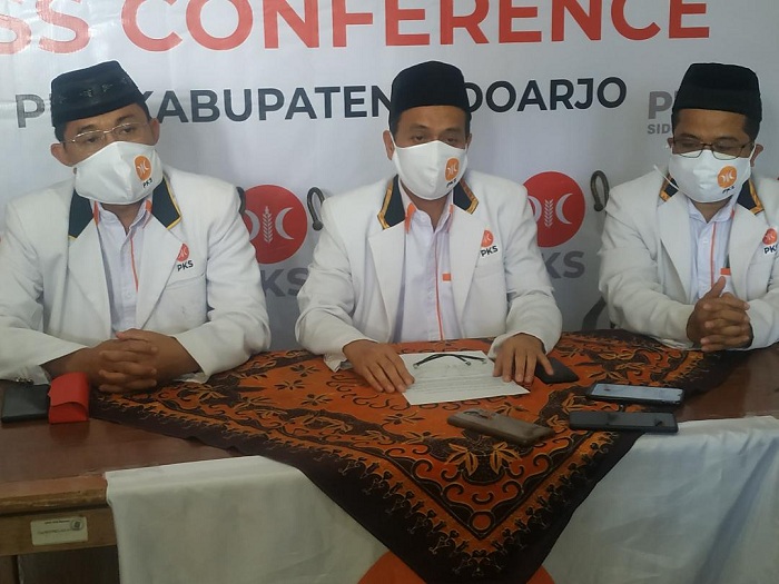 Ketua DPD PKS Sidoarjo Denny Haryanto (tengah) saat beri keterangan pers. SP/SUGENG