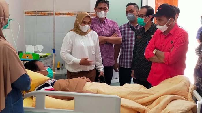 Anggota DPRRI Sadaerstuwati bersama Anggota DPRD Jatim Ida Bagus Nugroho, dan Ketua DPRD Kabupaten Nganjuk, Tatit Heru Tjahjono saat menjenguk Plt Bupati Nganjuk, H Marhaen Djumadi yang menjalani perawatan di RSUD Nganjuk. 