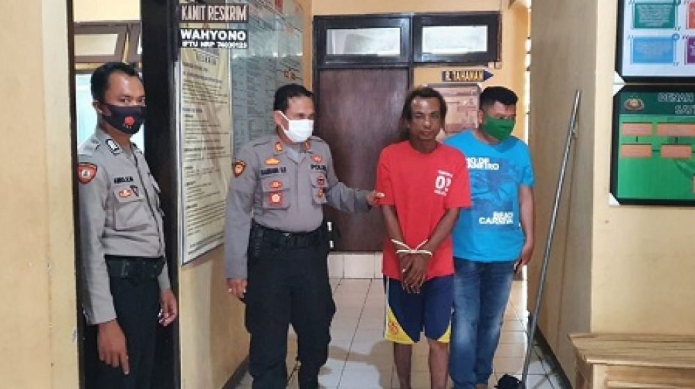 Pelaku pembobol SMPN 1 Jogoroto menjalani pemeriksaan di Polsek Jogoroto. (SP/M. Yusuf) 
