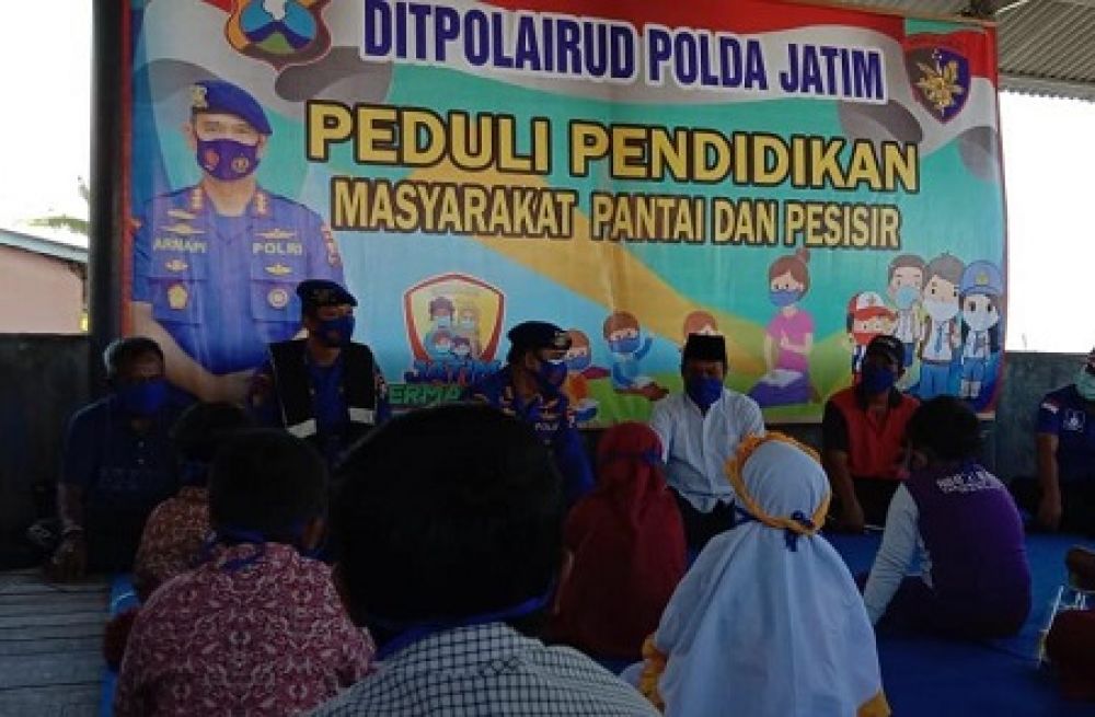 Dirpolairud Polda Jatim bantu fasilitasi pembelajaran daring dan WiFi gratis bagi siswa Pesisir Desa Tanjungan, Kecamatan Kamal, Kabupaten Bangkalan. SP/ Tyan