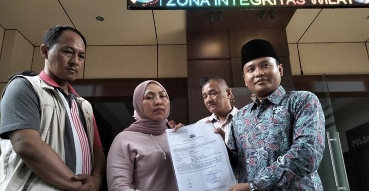 Istri korban, yang didampingi pengacaranya, menunjukkan laporan dan hasil perkembangan penyelidikan di Polda Jatim