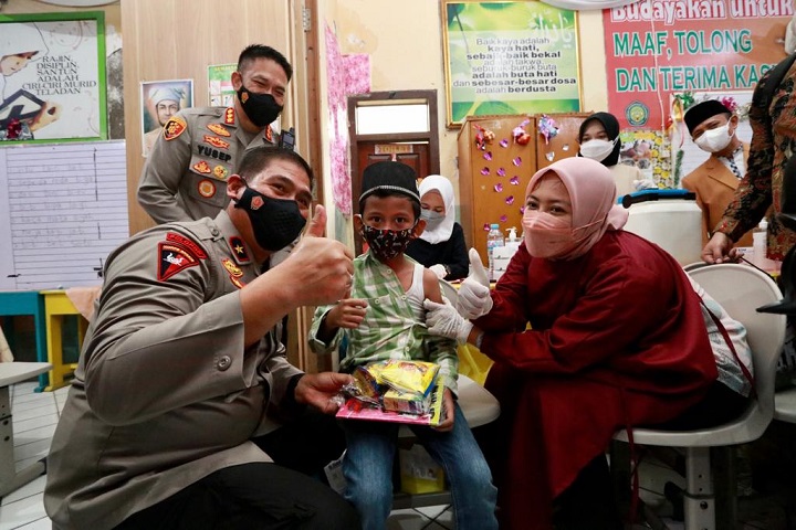 Wakapolda Jatim, Brigjen Pol Slamet  Hadi Supraptoyo meninjau vaksinasi di SD Takmiriyah Surabaya. SP/Her