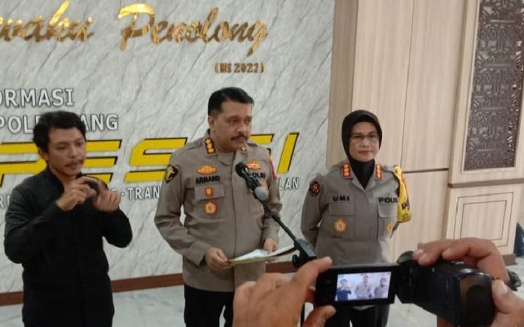 Kabid Dokkes Polda Lampung Kombes Pol Mardi Sudarman didampingi Kabid Humas Polda Lampung Kombes Pol Umi Fadillah Astutik.