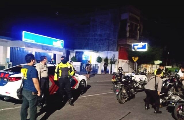 Petugas saat membubarkan aksi balap liar di Situbondo pada Minggu (12/9) malam.