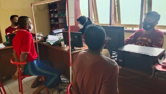Para pelaku saat menjalani pemeriksaan di kantor polisi.