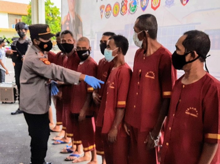 Para pelaku pembuat dan pengedar mercon ditunjukkan saat rilis.