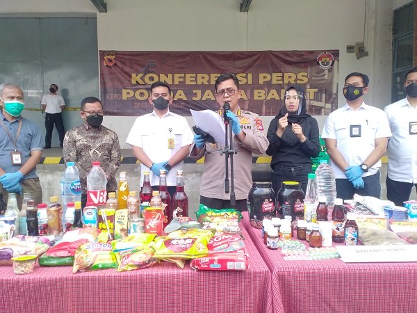 Polda Jabar saat rilis penjualan produk olahan pangan dari salah satu minimarket terendam banjir.