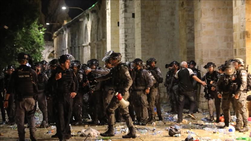 Kepolisian Israel berusaha mengusir demonstran Palestina dalam bentrokan yang berlangsung di Masjid Al-Aqsa, Yerusalem, pada 7 Mei 2021.SP/AFP PHOTO