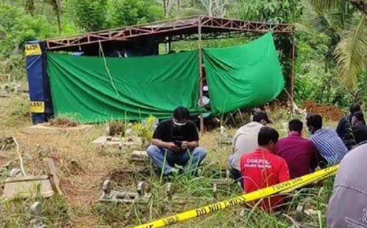 Satreskrim Polres Pacitan membongkar makam MR (14) karena muncul kecurigaan MR meninggal dunia dengan tidak lazim, Jumat (12/01/2024). SP/ PCT