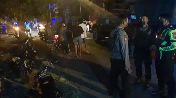 Petugas saat membubarkan aksi balap liar di jalan Soekarno-hatta pada Sabtu (18/9) malam.