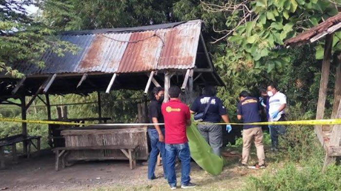 Petugas saat melakukan olah TKP.