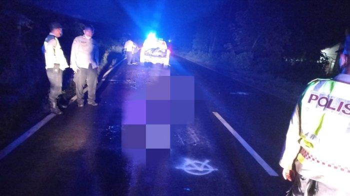 Polisi saat olah TKP lokasi kecelakaan Bripka Joko Supriyatno di jalan KH Wahab Hasbullah (ringroad), turut Desa Tegalagung, Kecamatan Semanding, Senin (27/12/2021), pukul 22.40 WIB. 