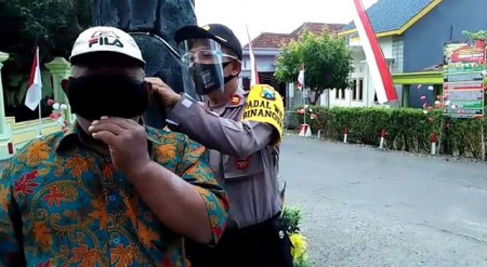 Petugas memasang masker di sasikan Kapolres Blitar. SP/ Les