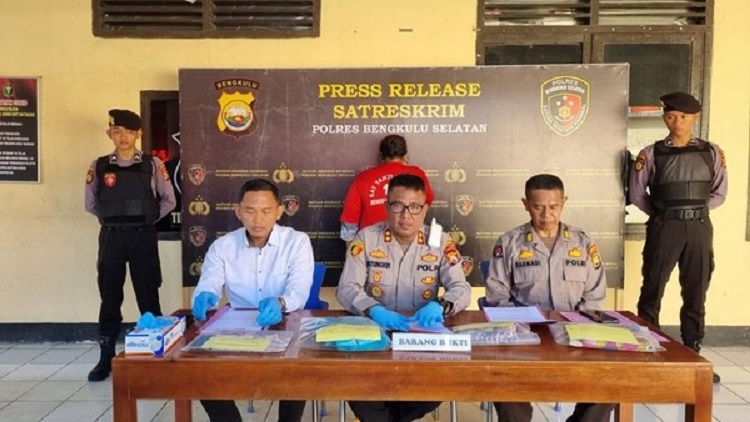 Konferensi pers pengungkapan kasus ASN di Bengkulu Selatan menjual anak kandung ke lelaki hidung belang. SP/ BGK