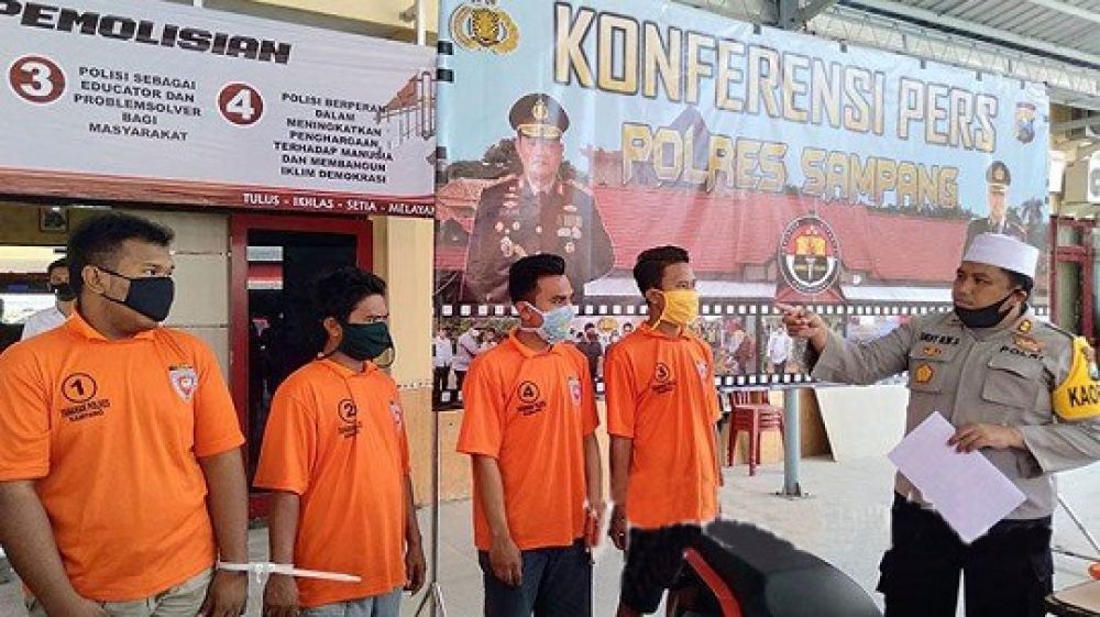 Empat tersangka pengedar anrkoba saat gelar rilis di Polres Sampang.