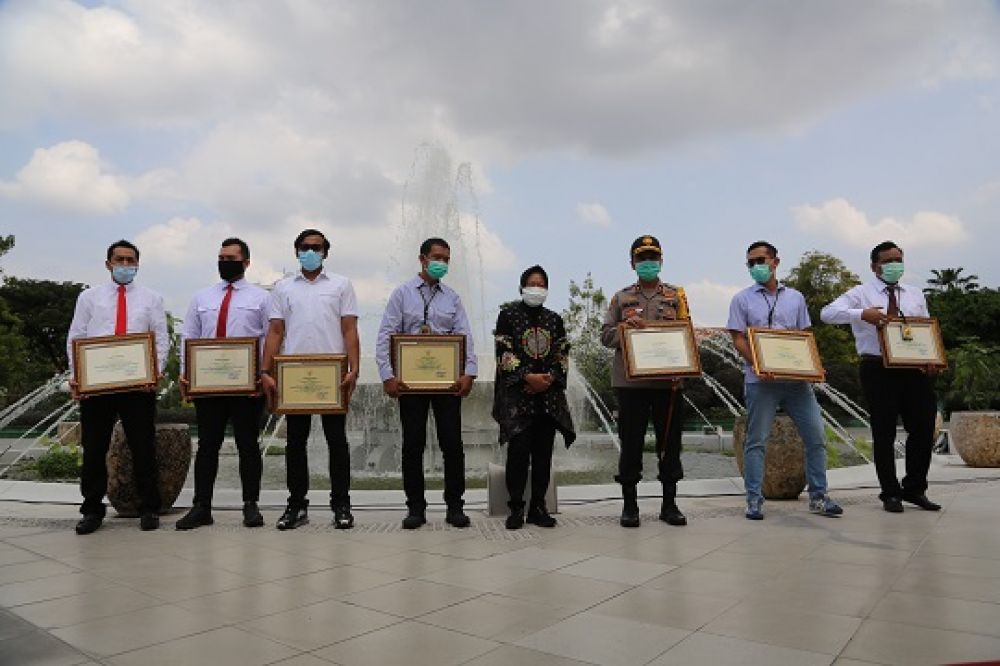 Jajaran Polrestabes Surabaya berfoto bersama wali kota Surabaya Tri Rismaharini usai menerima piagam penghargaan di halaman balai kota Surabaya, Rabu (27/5). SP/Alq