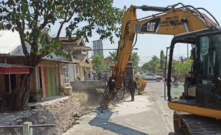 Petugas saat mengidentifikasi jenazah korban.