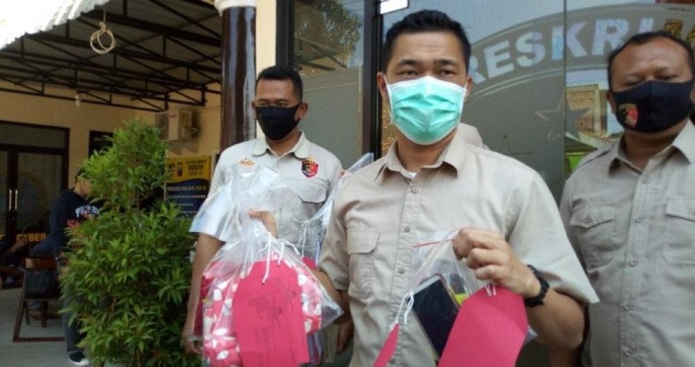 Polisi menunjukkan foto barang bukti kasus bapak perkosa anak tiri. SP/ DECOM