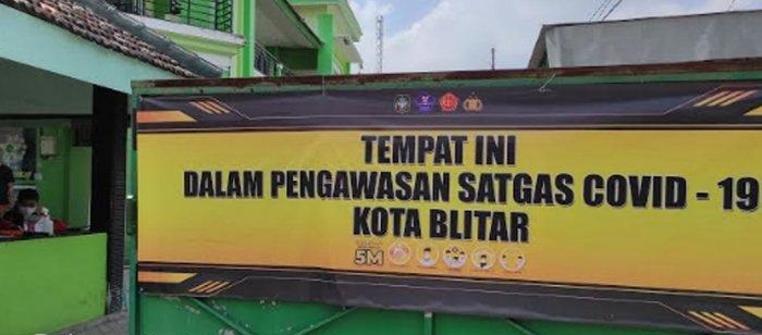 Pintu gerbang masuk Ponpes Nurul Ulum sudah terdapat tulisan ‘Tempat Ini Dalam Pengawasan Satgas Covid-19’. 