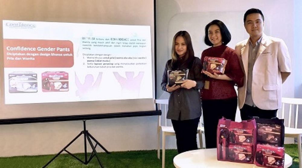 Nirma Sofiawati, Head of Marketing Adult Care PT. Softex Indonesia (tengah) dalam acara Launching Confidence Adult Pants Gender. SP