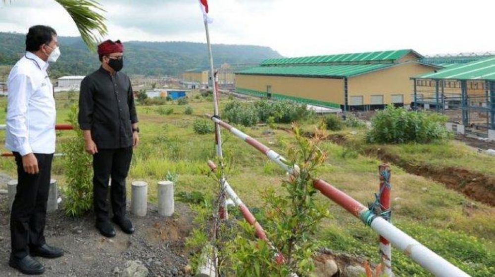 Bupati Banyuwangi, Abdullah Azwar Anas (kanan) saat meninjau perkembangan pembangunan pabrik kereta api di Banyuwangi.SP/trb