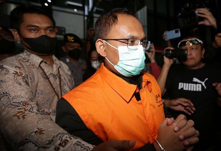 Edy Wibowo tersangka yang menerima suap dari Ketua Yayasan Rumah Sakit Sandi Karsa Makassar Wahyudi Hardi.