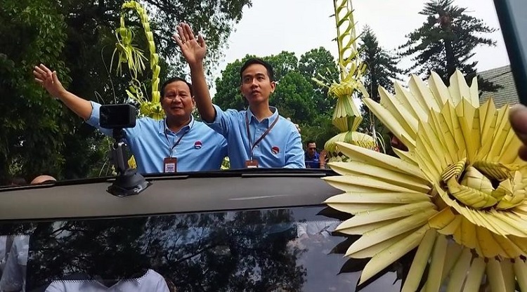 Pasangan Prabowo Subianto dan Gibran Rakabuming Raka diarak dengan janur kuning saat mendaftar ke KPU hari ini, Rabu (25/10/2023). Sp/ JKT