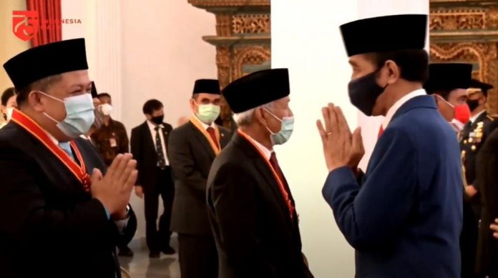 Suasana pemberian penghargaan oleh Jokowi kepada Fahri Hamzah dan Fadli Zon