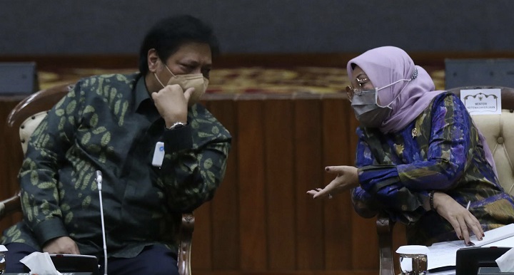 Menteri Tenaga Kerja (Menaker) Ida Fauziyah bersama Menteri Koordinator Bidang Perekonomian Airlangga Hartarto