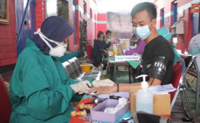 Vaksinasi terhadap ratusan warga binaan Lapas Kelas IIB Probolinggo.