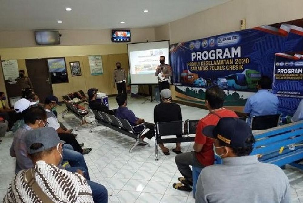 Program Peduli Keselamatan yang digelar Satlantas Polres Gresik untuk meringankan beban para pengemudi akibat covid-19. 