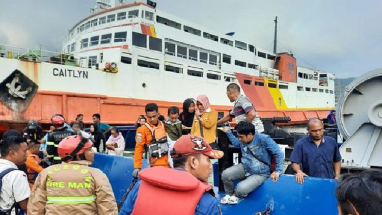 Petugas Basarnas saat mengevakuasi korban kapal feri KMP Royce 1 yang terbakar di laut Merak, Banten. SP/ BNT