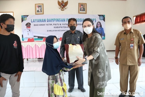 Pemerintah Kabupaten Kediri melalui Dinas Sosial dan Pokja IV PKK memberikan bantuan dan menyelenggarakan Layanan Dampingan Psikososial bagi yatim, piatu dan yatim piatu terdampak Covid 19
