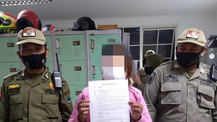 Seorang PSK yang diamankan Satpol PP.  