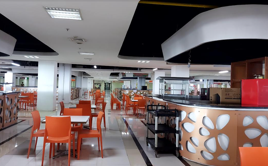 Kondisi Food Court Pasar Turi Baru yang sepi pengunjung pada Jum'at (23/9/2022). SP: Aksaradia.