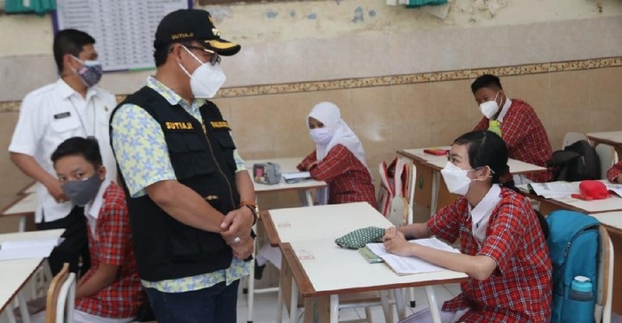 Wali Kota Malang Sutiaji di sela peninjauan PTM.